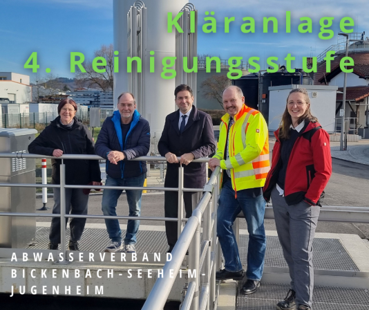 Gruppe von Menschen vor dem Einlaufbauwerk der vierten Reinigungsstufe