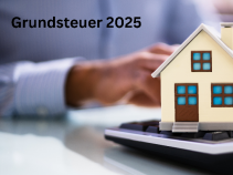 Miniaturhaus und Akten